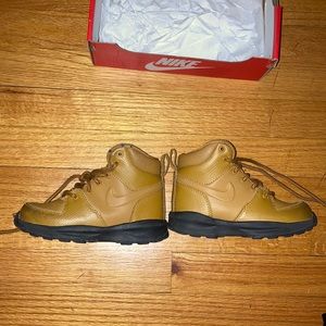 Gently Worn Nike Manola Boot